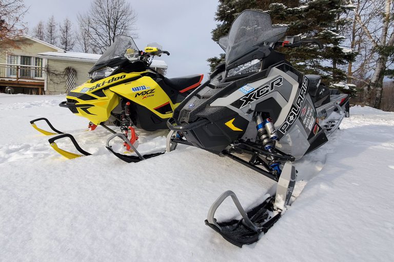 2020 Indy XCR 850 vs 2020 MXZ XRS 850 2020 Indy XCR 850 vs 2020 MXZ XRS 850